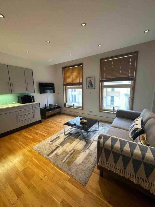 1 Bedroom In St Piccadilly Hy10 *