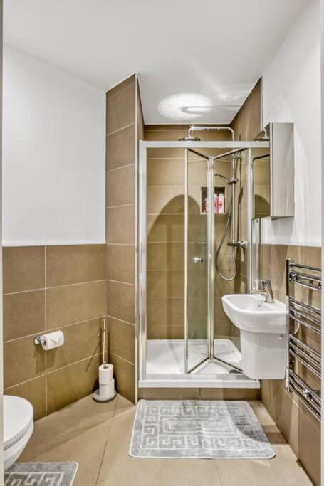 Heathrow 2-bedroom Urban Oasis