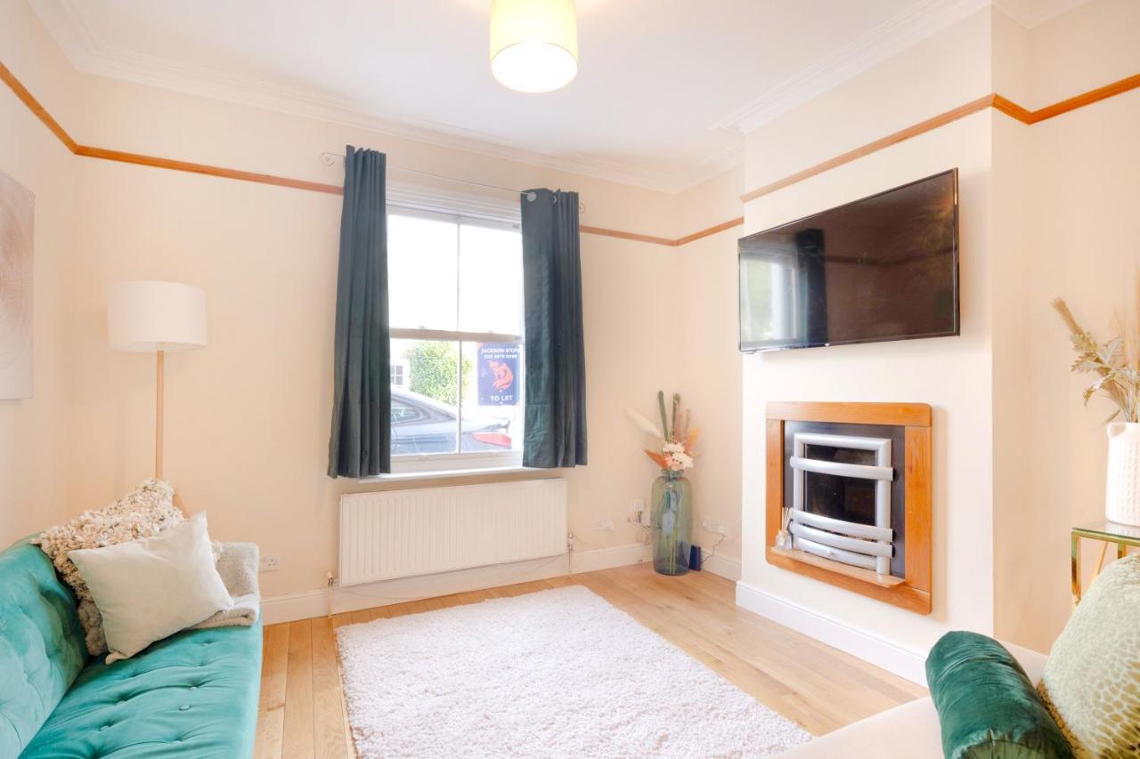 Stylish House In Wimbledon Hébergement de vacances *