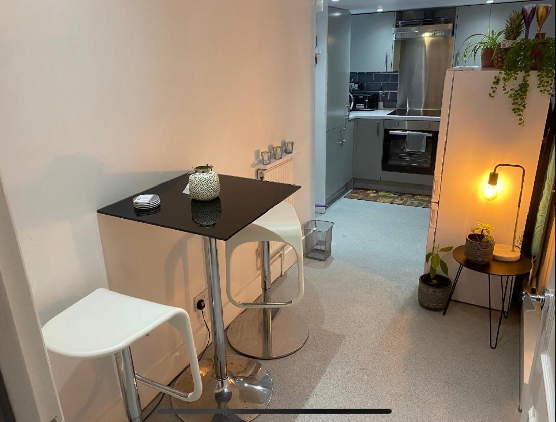 Private Double Bedroom In A 2bedroom Apartment, Connected Via Underground, Overground And Many Bus Routes * Londres