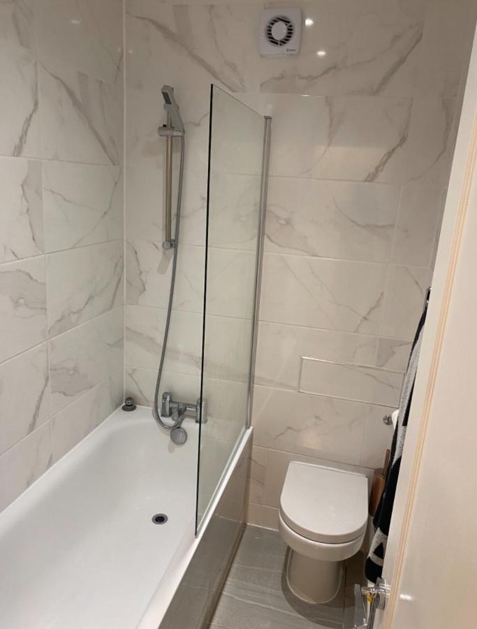 Private Double Bedroom In A 2bedroom Apartment, Connected Via Underground, Overground And Many Bus Routes Londres