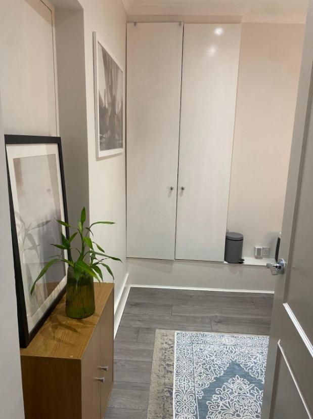 Private Double Bedroom In A 2bedroom Apartment, Connected Via Underground, Overground And Many Bus Routes Apartamento Londres
