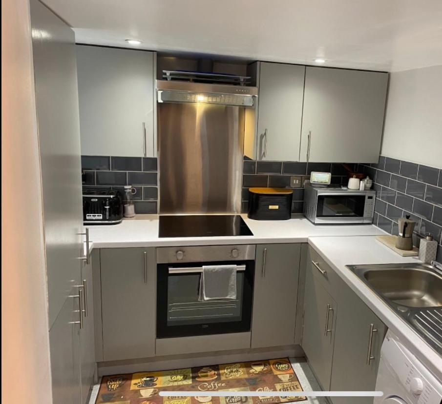 Private Double Bedroom In A 2bedroom Apartment, Connected Via Underground, Overground And Many Bus Routes Apartamento
