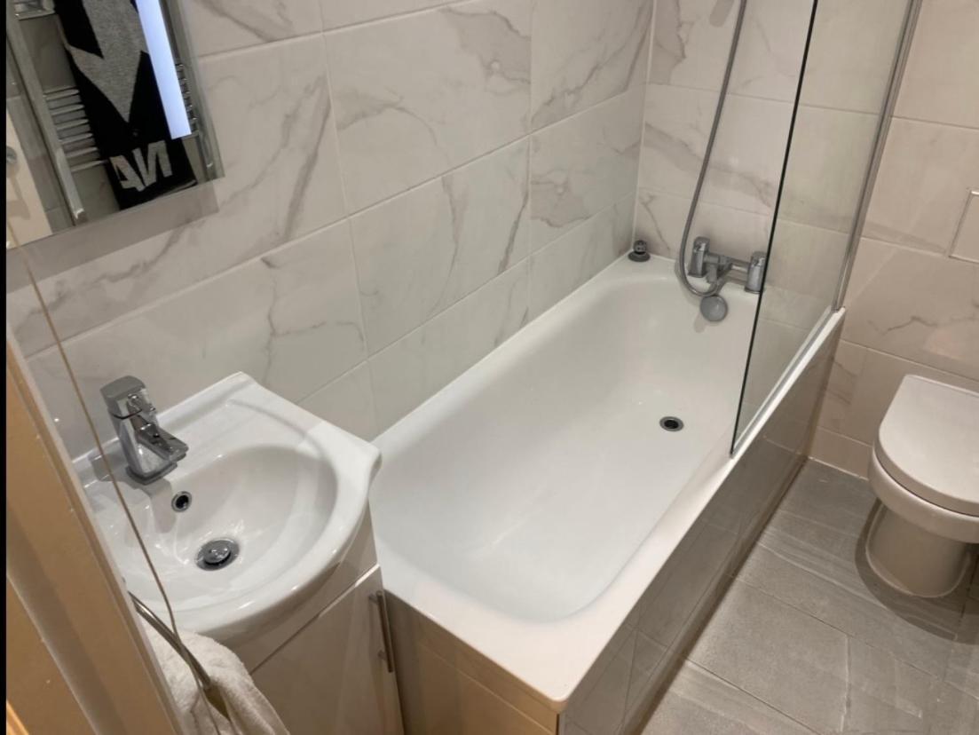 Apartamento Private Double Bedroom In A 2bedroom Apartment, Connected Via Underground, Overground And Many Bus Routes *
