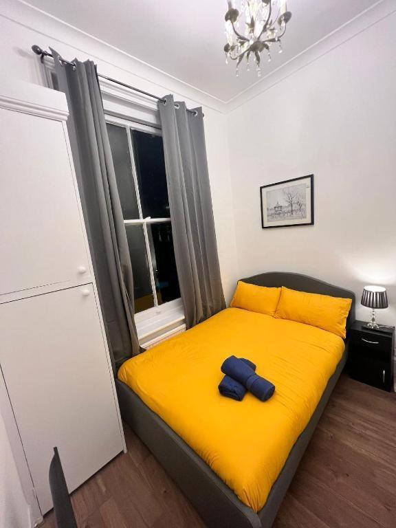 Iconic One Bed In Chiswick *