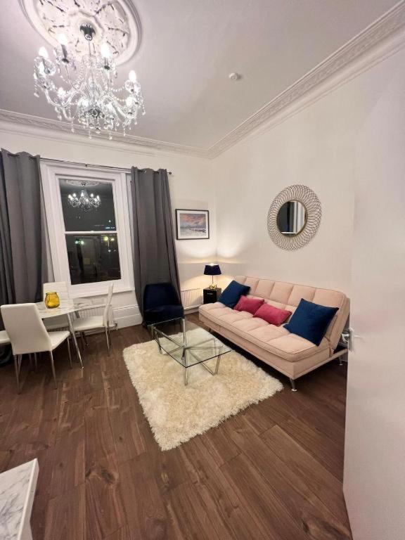 Iconic One Bed In Chiswick Appartement