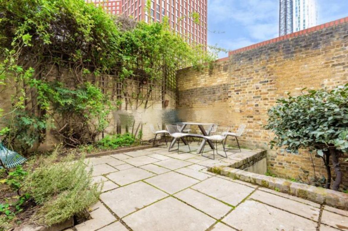 Shared 5 Mins Walk From Vauxhall And Nine Elms Station With Off-site Parking Near Us Embassy Quarto em Acomodações Particulares