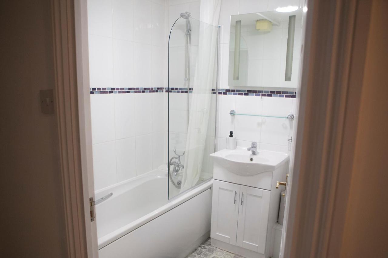 Spacious 2 Bed Flat In Wimbledon With Private Parking *