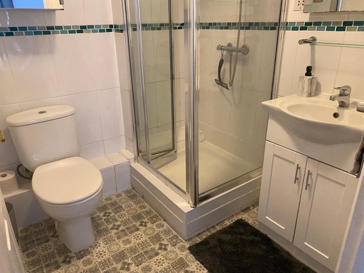 Spacious 2 Bed Flat In Wimbledon With Private Parking