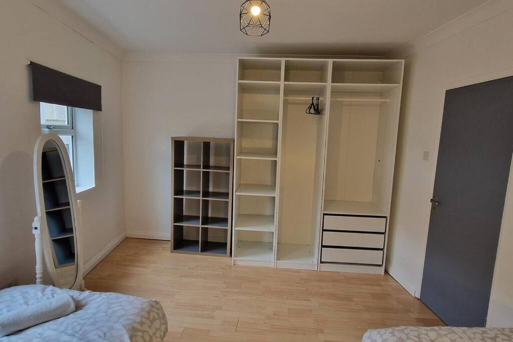 2 Bedroom Flat In Zone 2 Lnd Londen