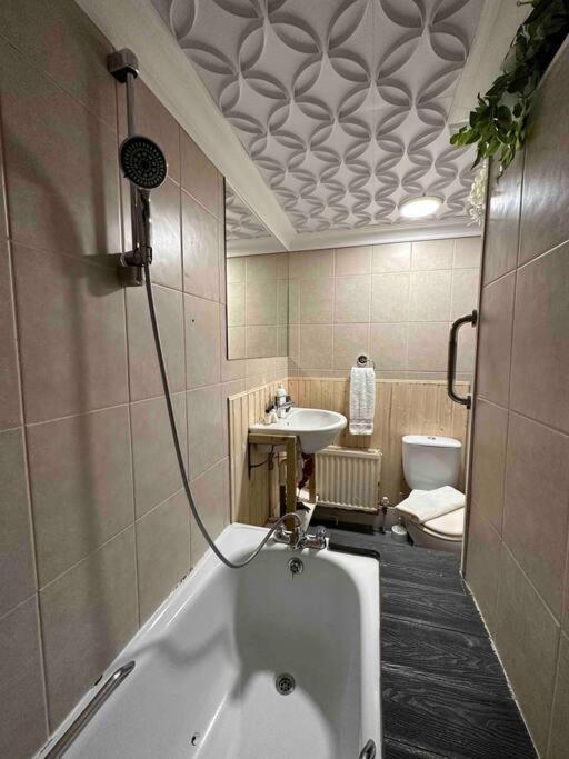 Flat Espacoso 3min Do Metro Apartment