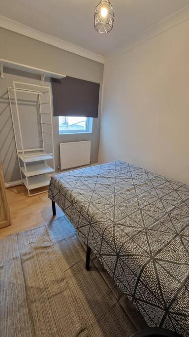 2 Bedroom Flat In Zone 2 Lnd * Londen