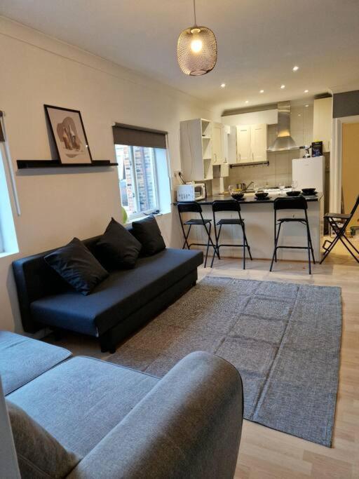 2 Bedroom Flat In Zone 2 Lnd Londen