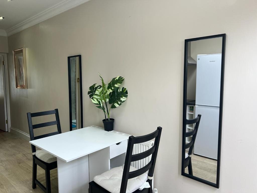 Apartment Jan's Haven , Lovely One Bed Flat With 2beds And Free Parking