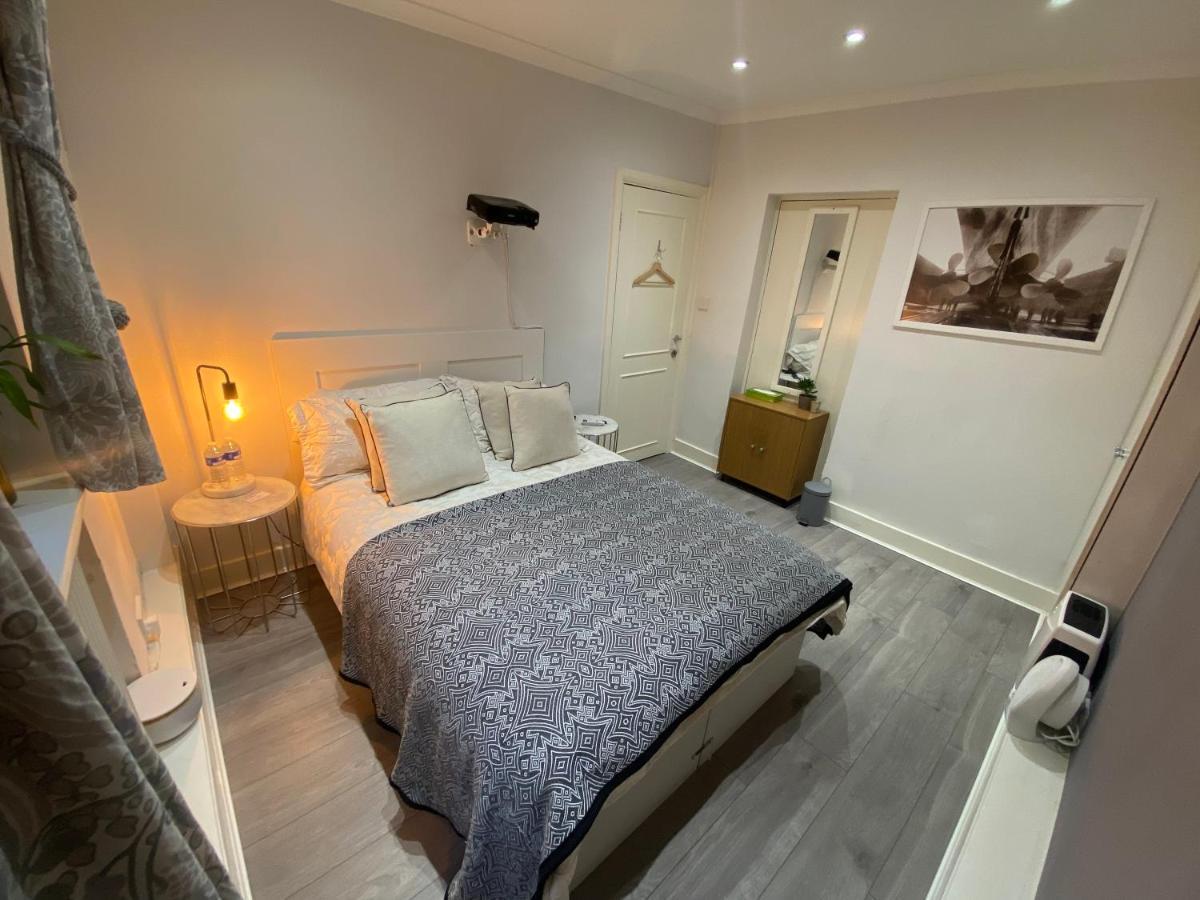 Private Double Bedroom In A 2bedroom Apartment, Connected Via Underground, Overground And Many Bus Routes