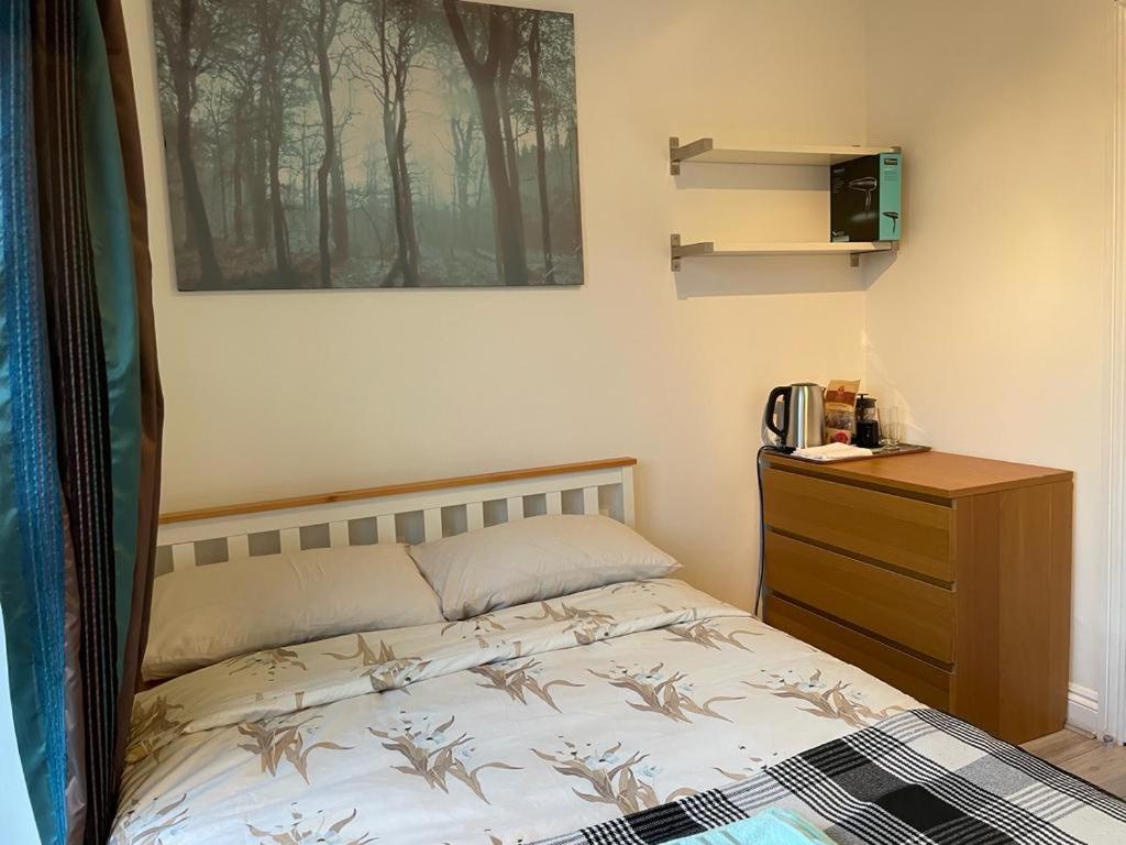 Double Bedroom With A Balcony And Ensuite Bathroom For Short Or Long In Canary Wharf With Direct Train From Heathrow, Also Convenient From Stansted And Gatwick Airport, 10 Minutes To Airport And Excel, 16 Minutes To Westminste *