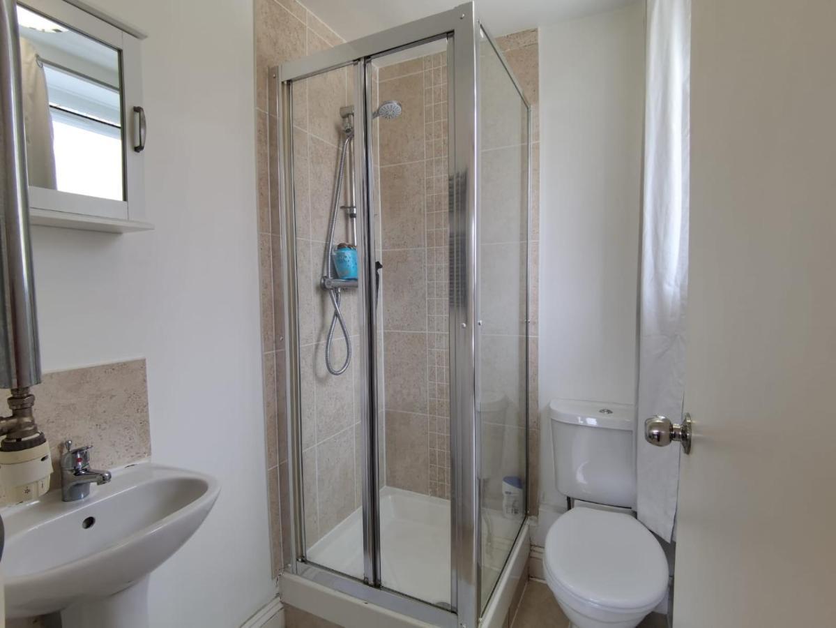 Double Bedroom With A Balcony And Ensuite Bathroom For Short Or Long In Canary Wharf With Direct Train From Heathrow, Also Convenient From Stansted And Gatwick Airport, 10 Minutes To Airport And Excel, 16 Minutes To Westminste Accommodatie bij particulieren Londen