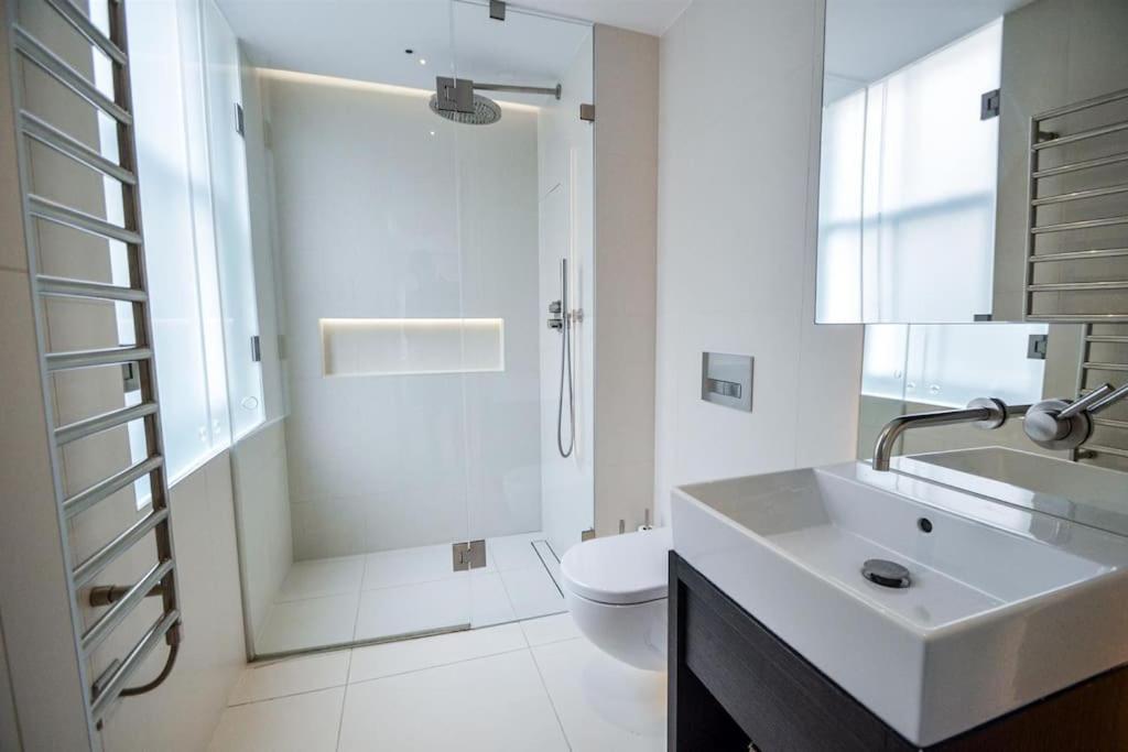 Stunning 2 Bedroom With Terrace *