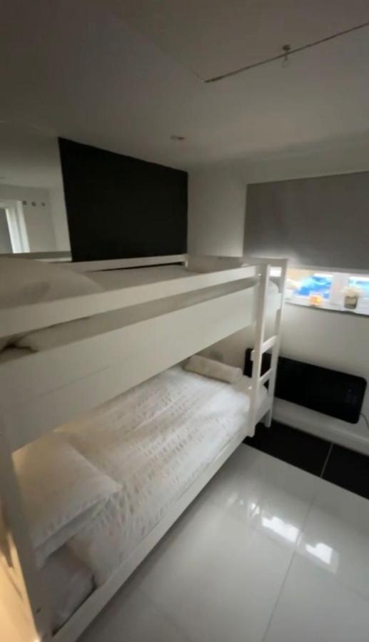 Under The Influence Annex Sleeps 4 Londres