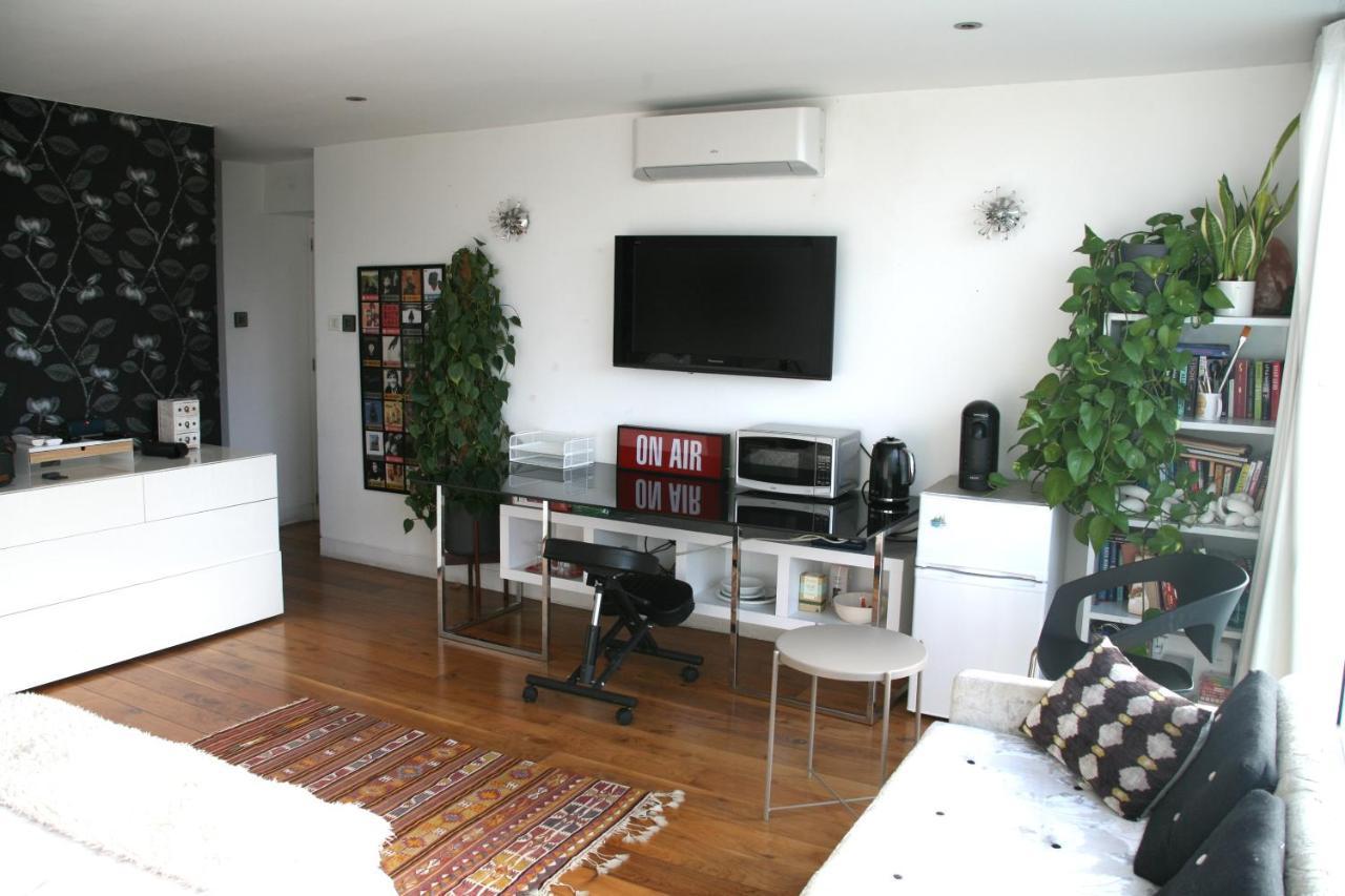 Studio For 3 With A Private Balcony In A Cubic House With Outside Pool * Londres