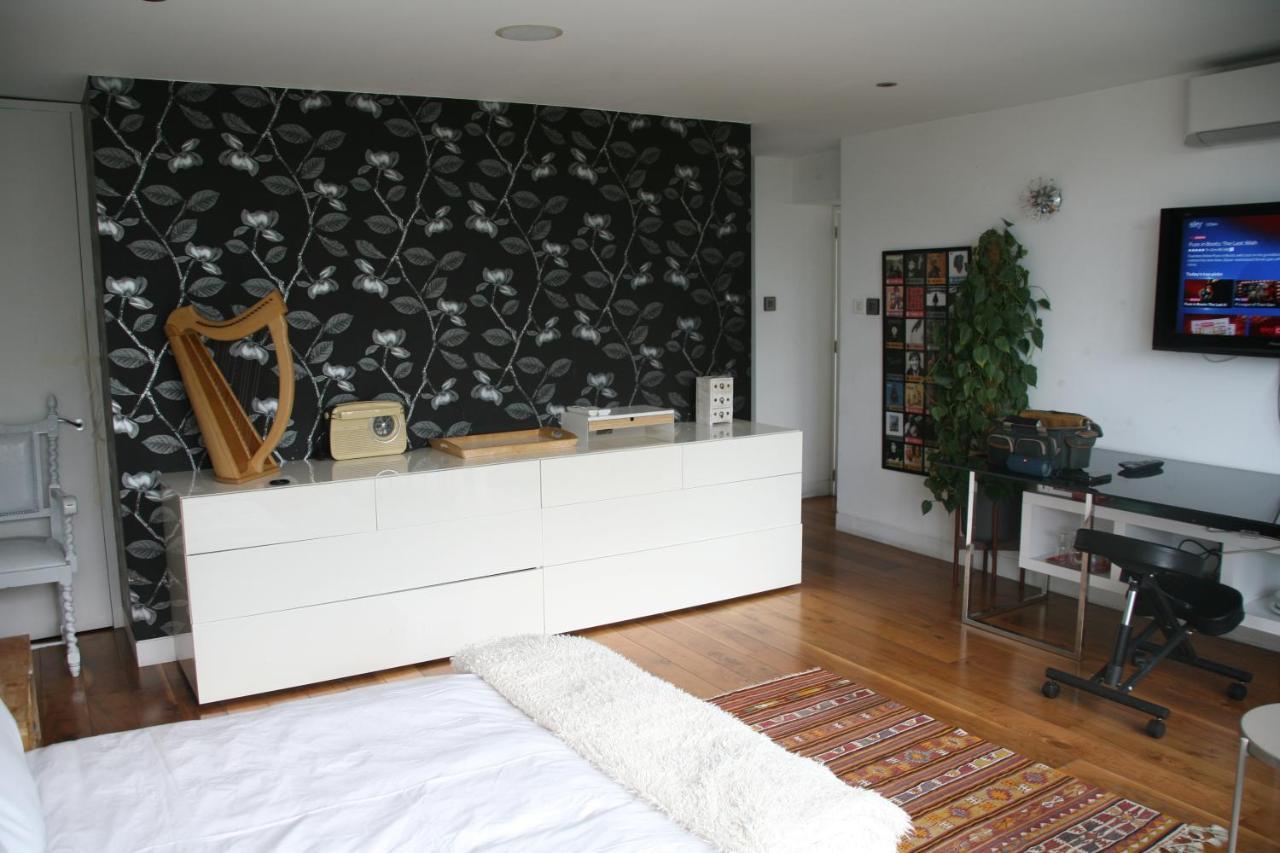 Studio For 3 With A Private Balcony In A Cubic House With Outside Pool Homestay London
