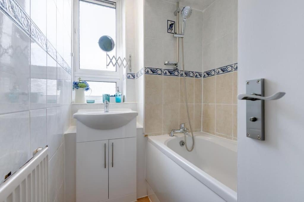 Lovely 3bed Split Level Flat With Outside Space Londres