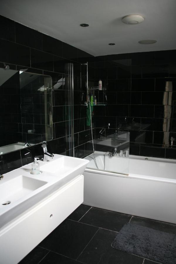 Studio For 3 With A Private Balcony In A Cubic House With Outside Pool * London