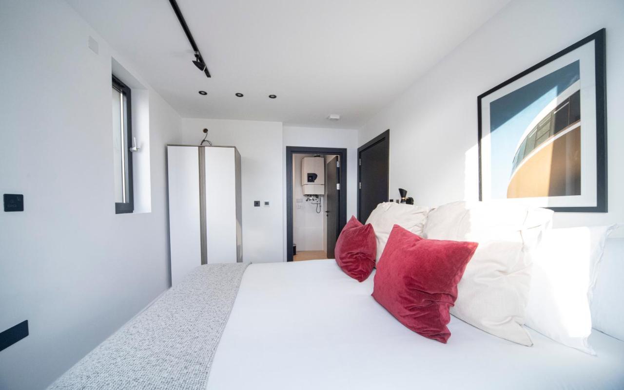 Bright & Quiet - Spacious Apt With Balcony & Lift Apartment