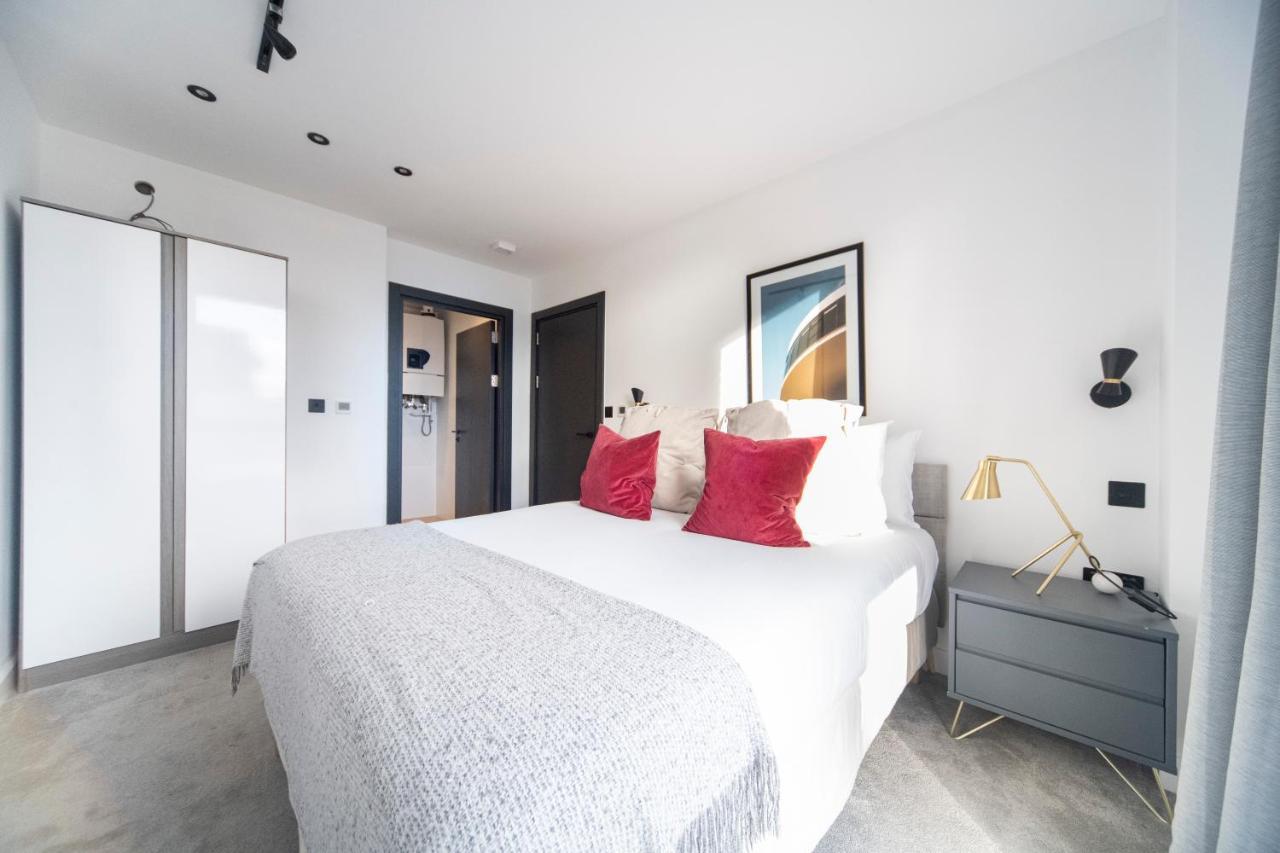 Apartment Bright & Quiet - Spacious Apt With Balcony & Lift