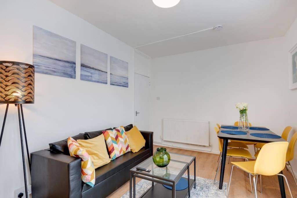 Lovely 3bed Split Level Flat With Outside Space *