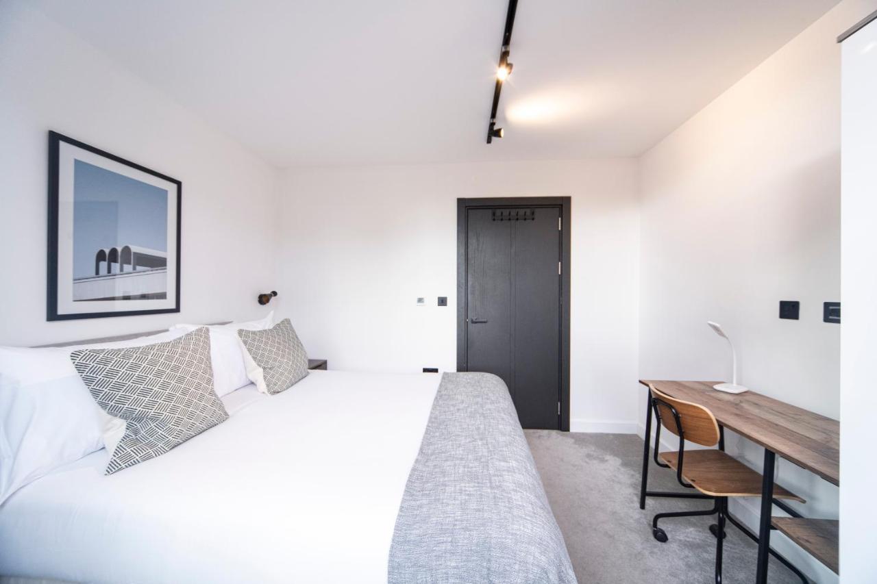 Apartment Bright & Quiet - Spacious Apt With Balcony & Lift London