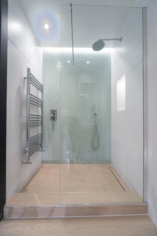 Bright & Quiet - Spacious Apt With Balcony & Lift London