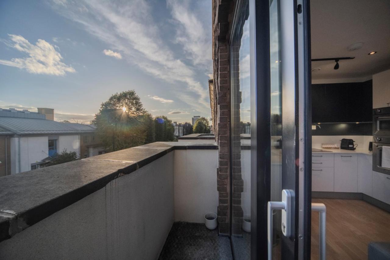 Bright & Quiet - Spacious Apt With Balcony & Lift Apartment London