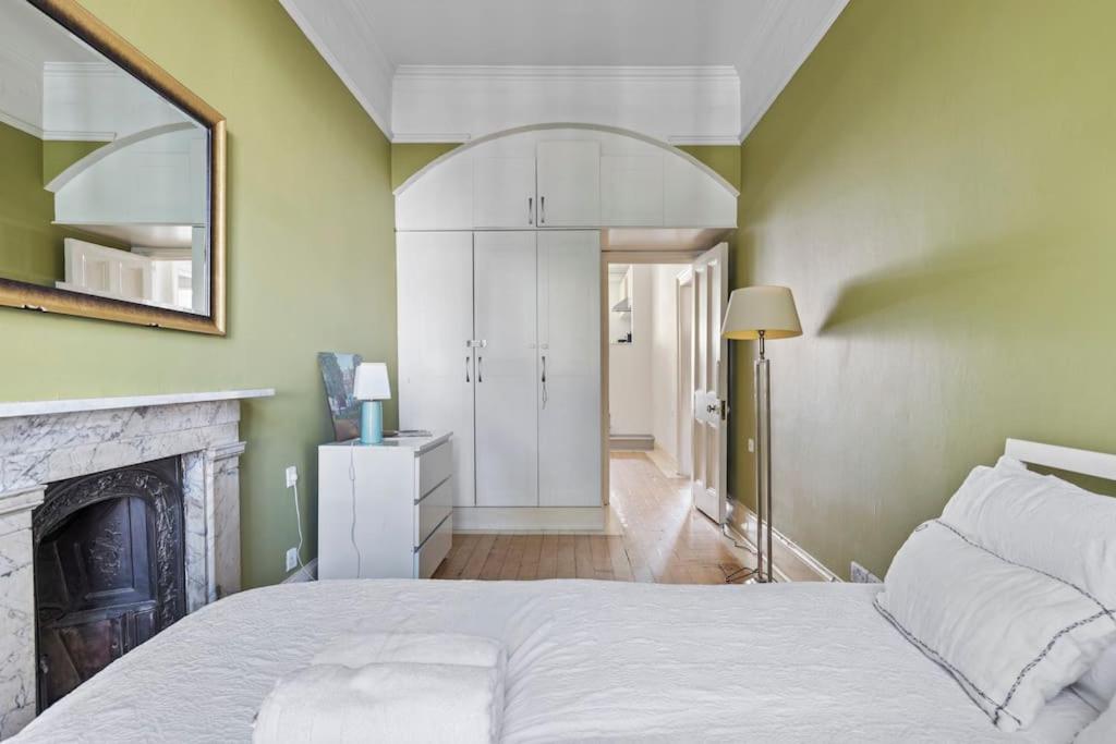 Germaine Greer's Legacy Flat In Hyde Park, * Londres