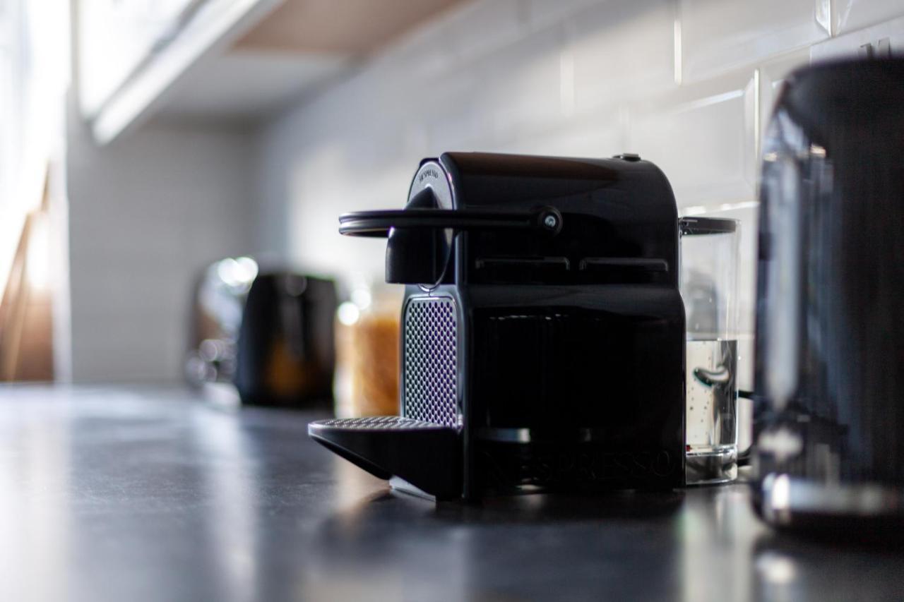Arte - 3-bedroom Bright House London, Haggerston, Garden, Parking, 8 Min Walk To Haggerston Station, Weekly Or Monthly Stays, Serviced - 7 Guests Hébergement de vacances Londres