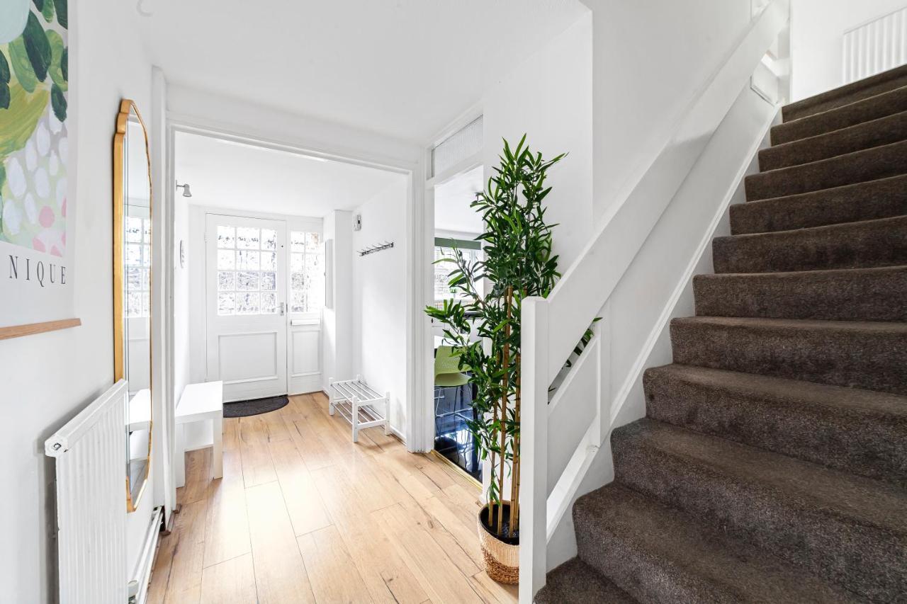 Arte - 3-bedroom Bright House London, Haggerston, Garden, Parking, 8 Min Walk To Haggerston Station, Weekly Or Monthly Stays, Serviced - 7 Guests Hébergement de vacances