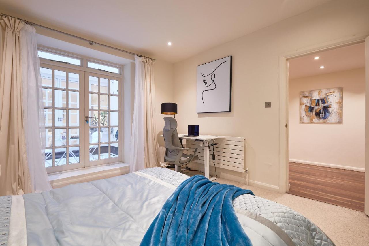 Hyde Park Luxury Two-bedroom With Patio