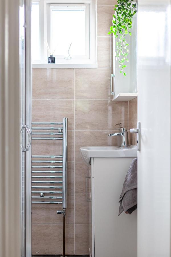 Hébergement de vacances Arte - 3-bedroom Bright House London, Haggerston, Garden, Parking, 8 Min Walk To Haggerston Station, Weekly Or Monthly Stays, Serviced - 7 Guests Londres