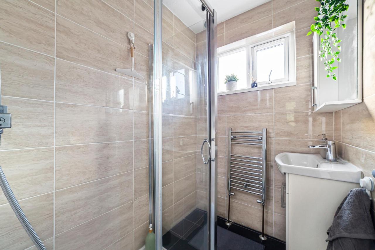 Hébergement de vacances Arte - 3-bedroom Bright House London, Haggerston, Garden, Parking, 8 Min Walk To Haggerston Station, Weekly Or Monthly Stays, Serviced - 7 Guests Londres