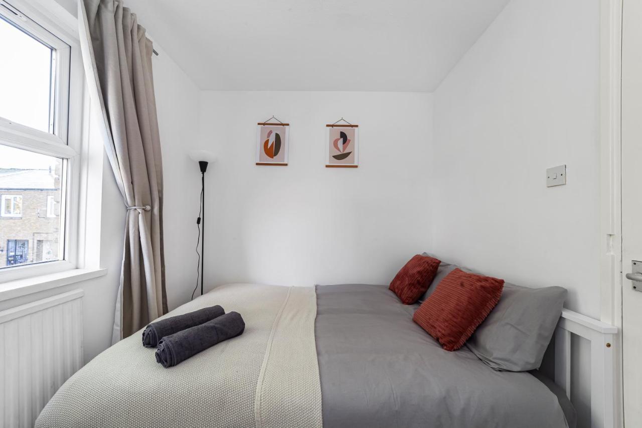 Hébergement de vacances Arte - 3-bedroom Bright House London, Haggerston, Garden, Parking, 8 Min Walk To Haggerston Station, Weekly Or Monthly Stays, Serviced - 7 Guests *