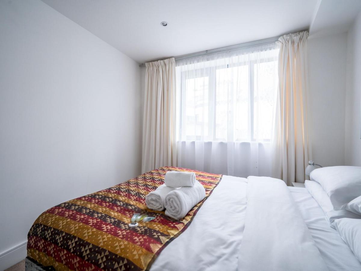 Appartement Cosy And Spacious Flat Near Bridge Londen