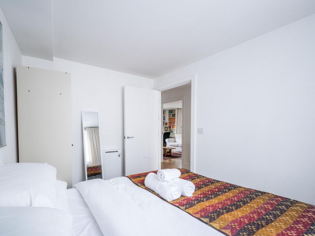 Appartement Cosy And Spacious Flat Near Bridge Londen
