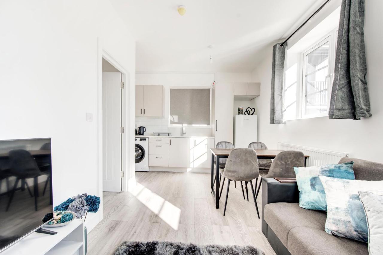 2 Bedroom With Large And Wi-fi * London