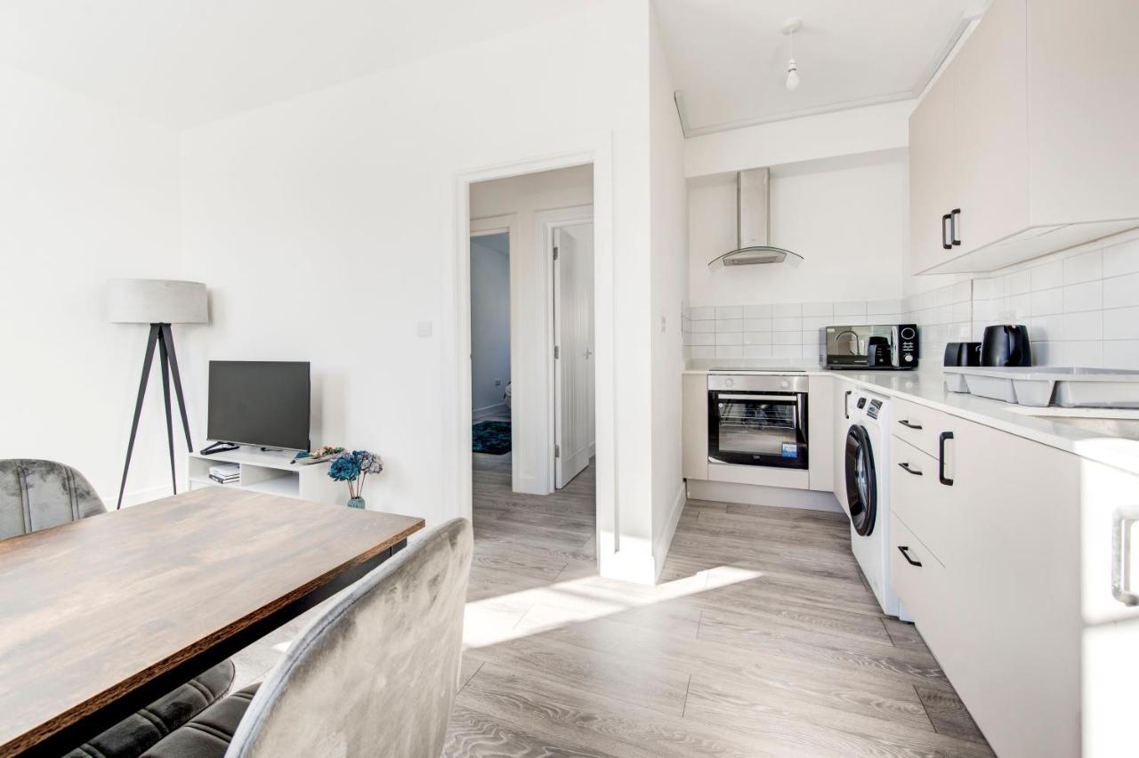 2 Bedroom With Large And Wi-fi * London