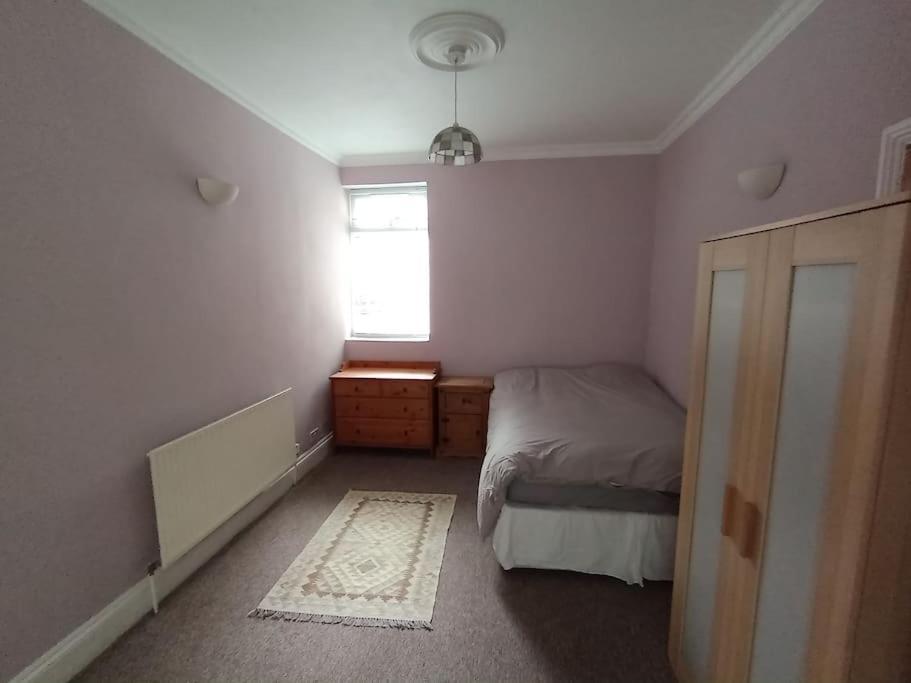 Appartement 3 Bed Ground Floor Flat Londen