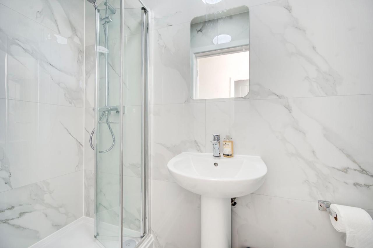 2 Bedroom With Large And Wi-fi * Londres
