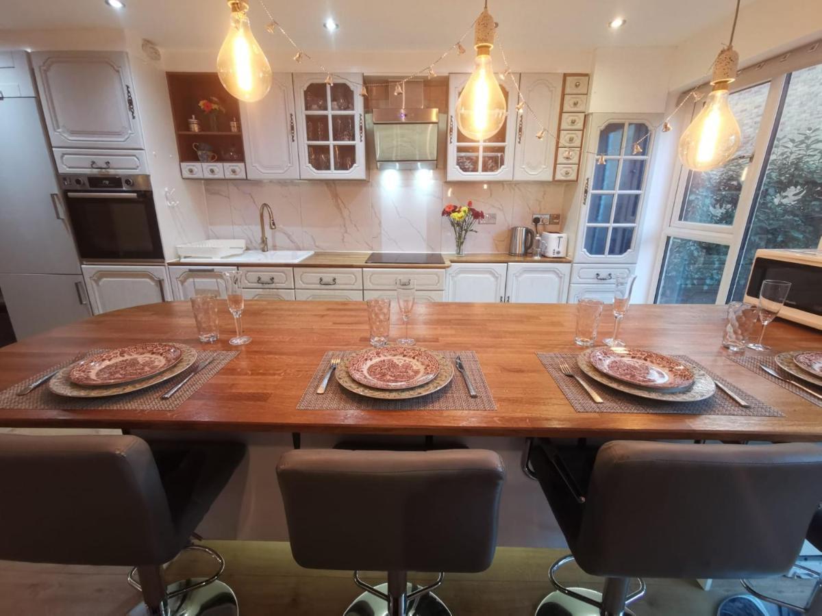 Hébergement de vacances Free Parking - 4 Bed - 3 Bath - Sofa Bed - Digital Lock Entry