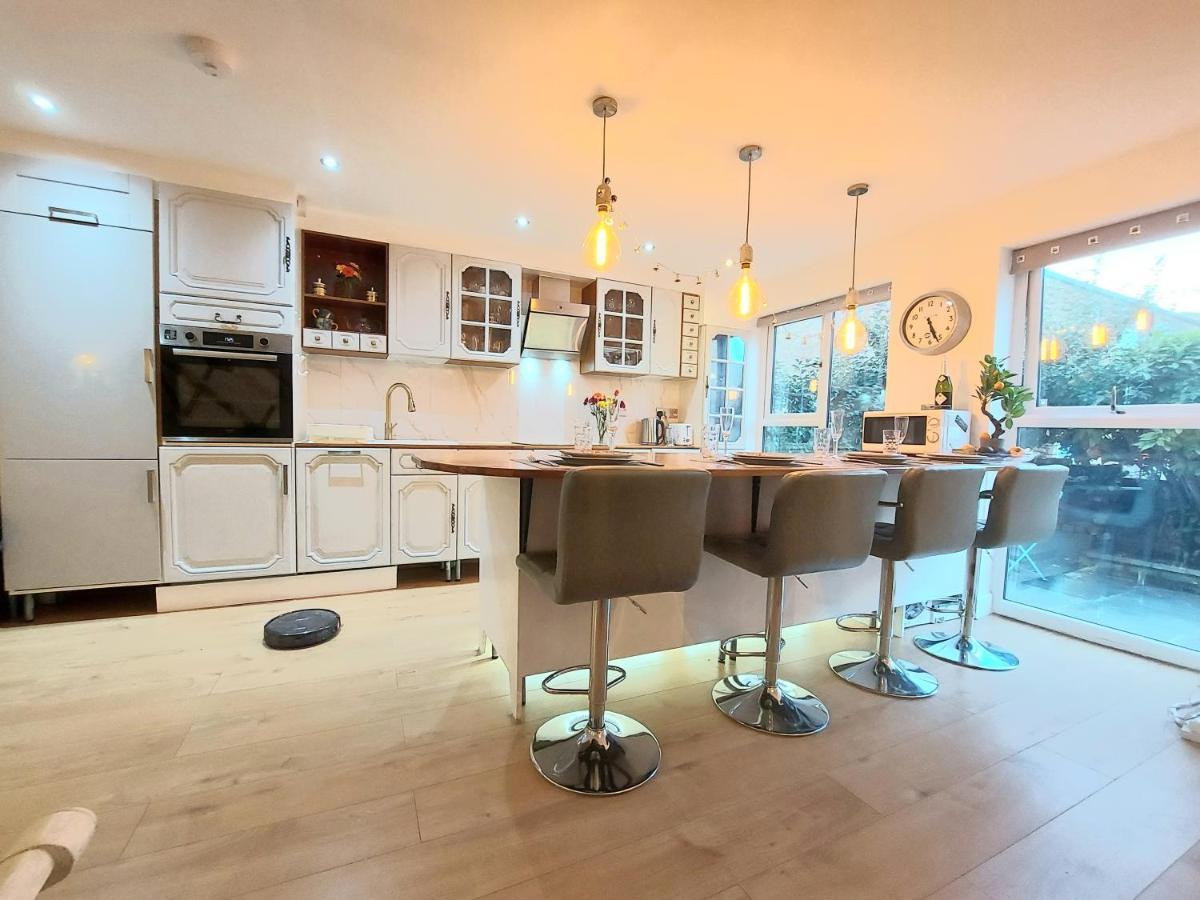 Free Parking - 4 Bed - 3 Bath - Sofa Bed - Digital Lock Entry Hébergement de vacances