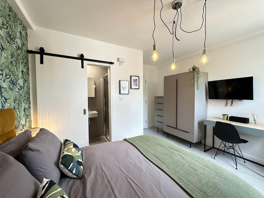 Chic 5-br, Ensuites With Tvs Hébergement de vacances *
