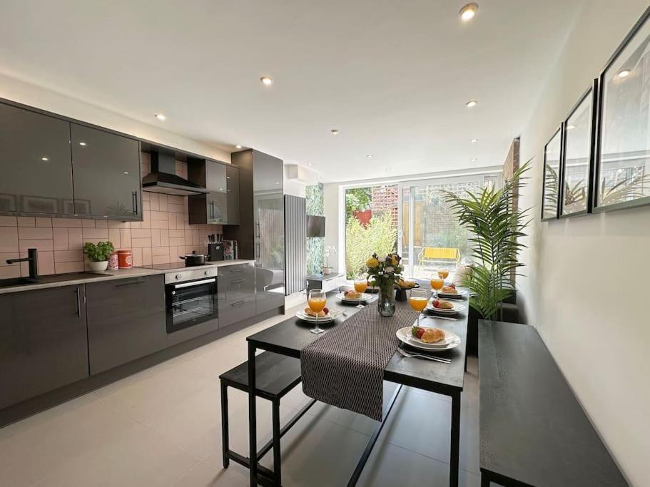 Hébergement de vacances Chic 5-br, Ensuites With Tvs